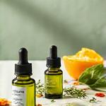 香料の瓶とアロマオイル